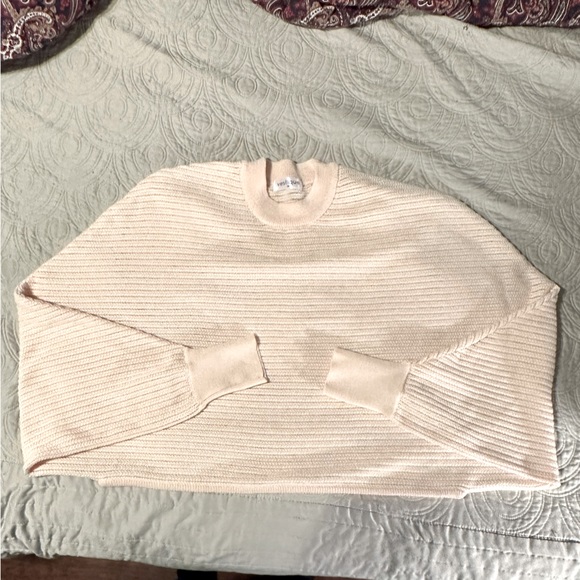 VESTIQUE CREAM OVERSIZED SWEATER. SIZE MEDIUM. - Picture 7 of 7